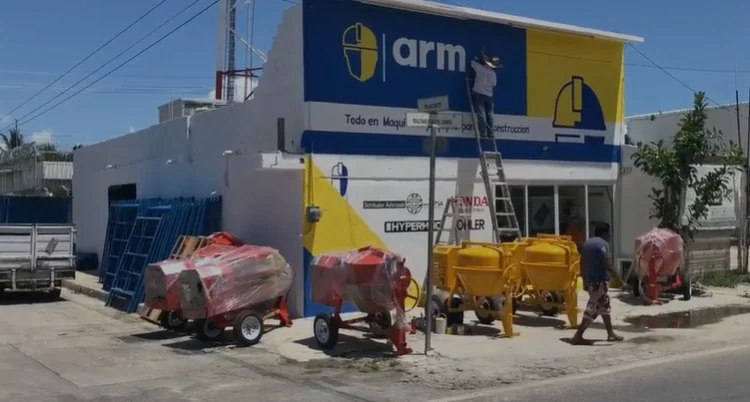 Fachada de Armaq Playa del Carmen con maquinaria para construcción